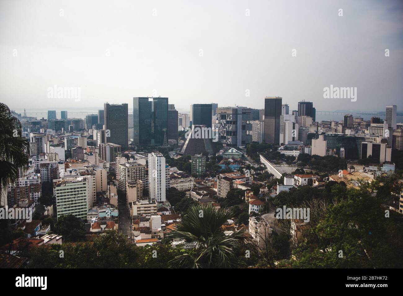 Hoher Aussichtspunkt über das Stadtzentrum und das Lapa-Viertel von Rio de Janeiro, Brasilien Stockfoto