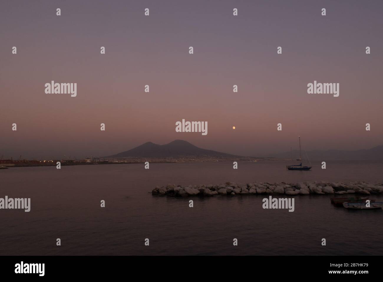 Der Mond steigt hinter dem Vesuvio in Neapel, Italien Stockfoto