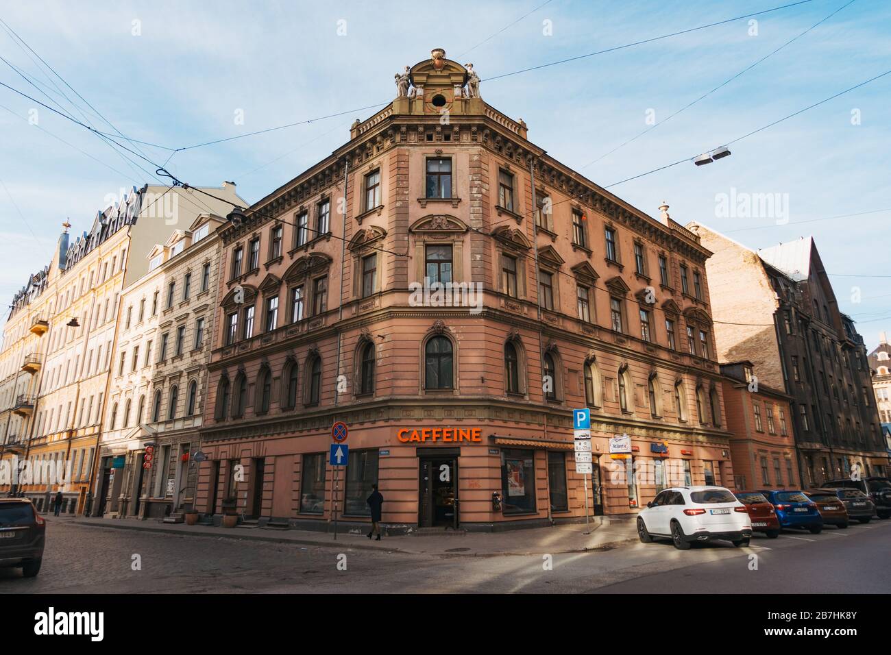 Café-Bar Caffiene in einem neoklassizistischen Jugendstilgebäude im Zentrum von Riga, Lettland, an einem sonnigen Nachmittag Stockfoto