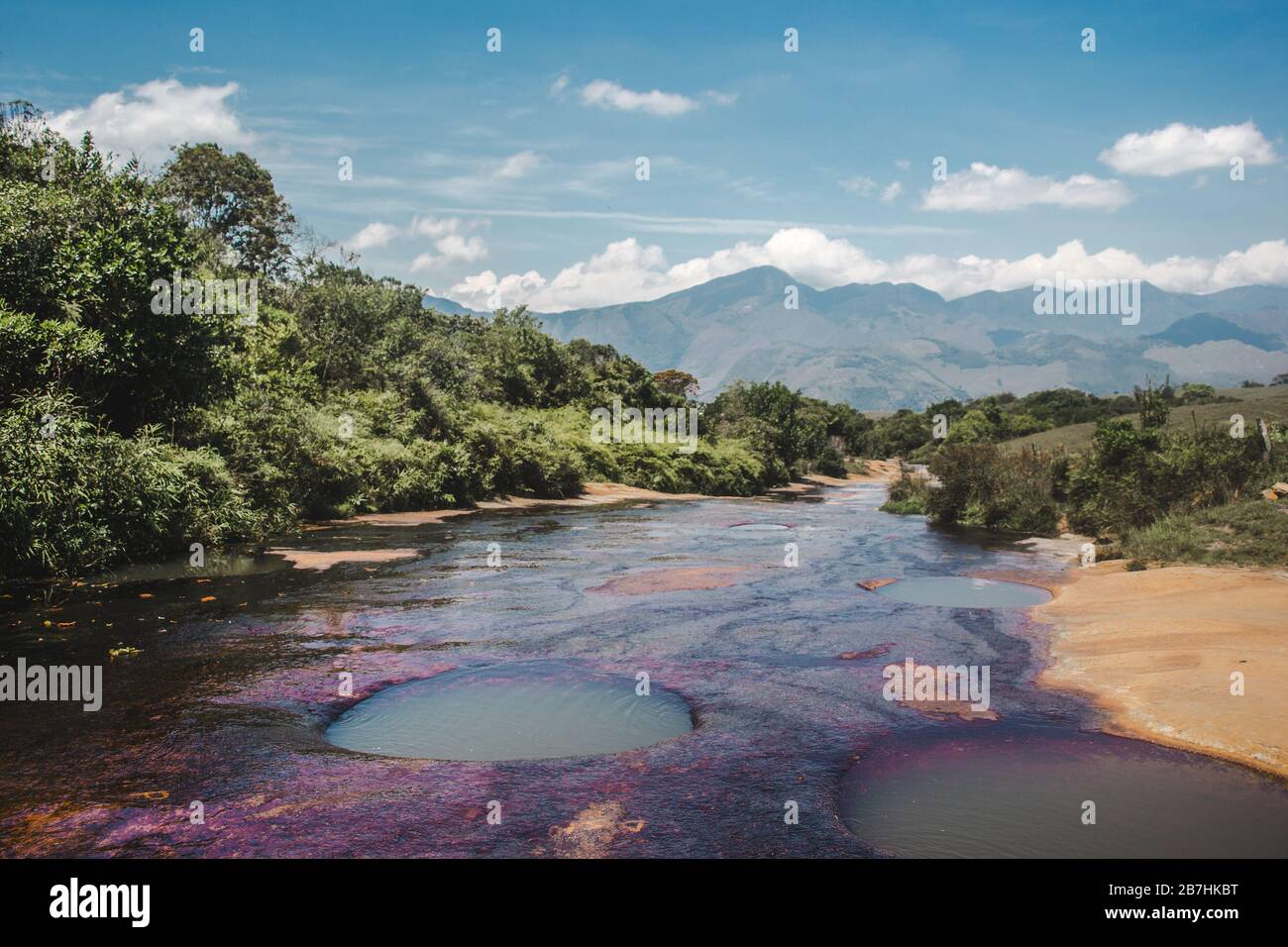 Naturphänomen von Quebrada las Gachas auf Guadalupe, Kolumbien. Das sind natürliche Tauchbecken von bis zu 6 Fuß im violetten algenfarbenen Flussbett Stockfoto