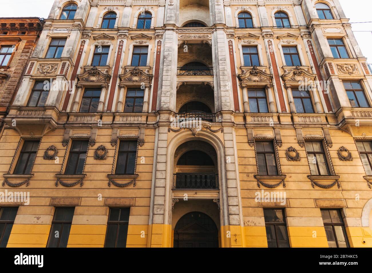 Ein neoklassisches Jugendstil-Kulturhaus in Riga, Lettland an einem sonnigen Winternachmittag Stockfoto
