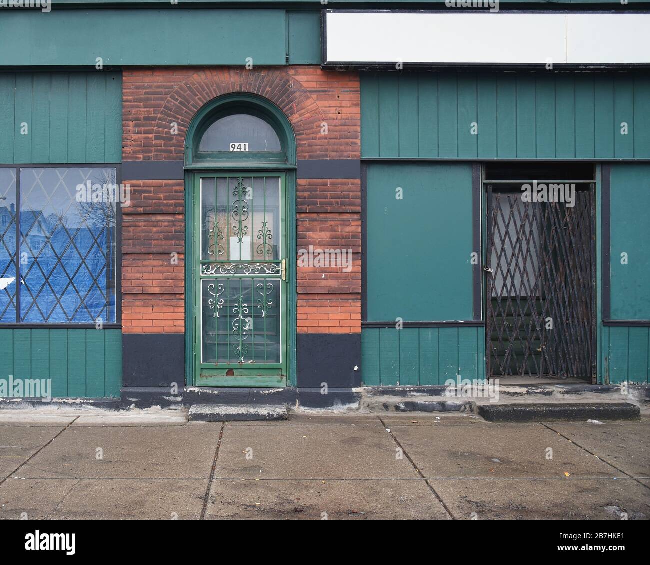 Eine alte Tür und leere Schaufenster im Stadtzentrum von Buffalo, NY für ein ökonomisches Geschäftsentwicklungskonzept Stockfoto