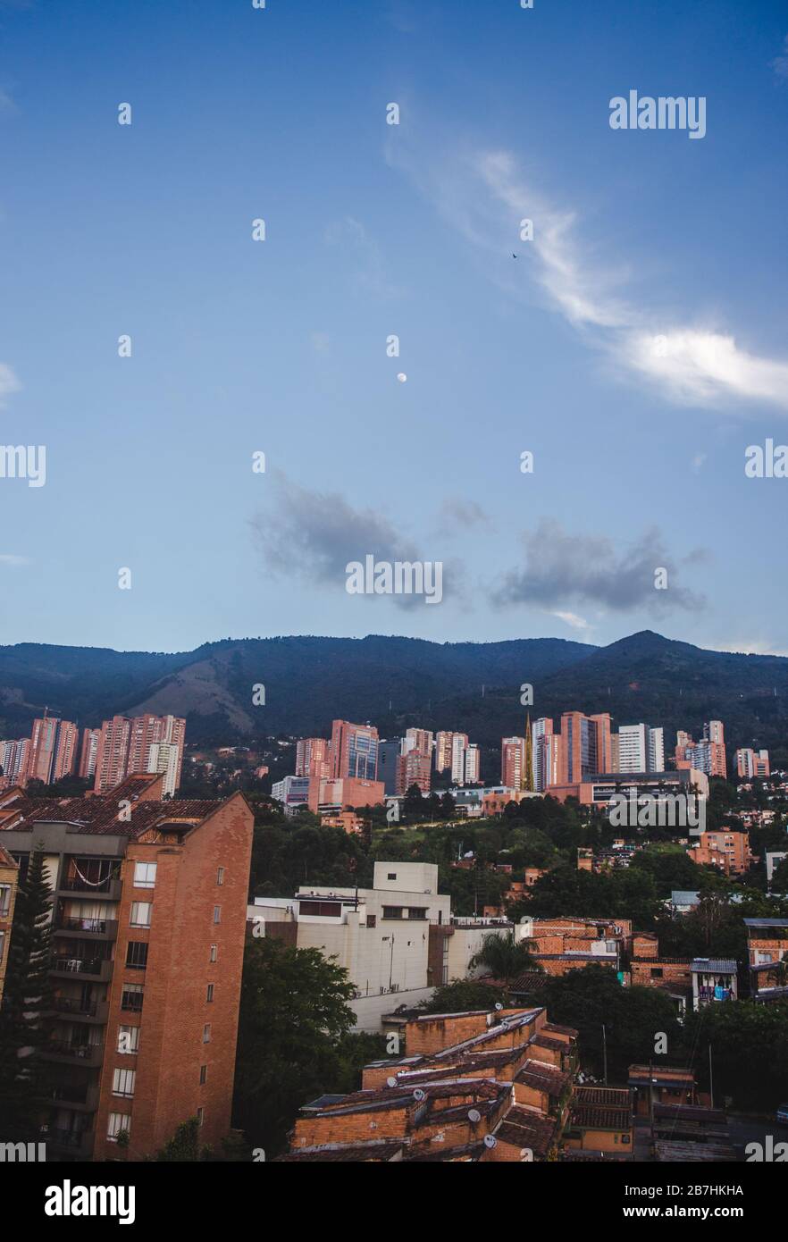 Die Sonne geht über die Wolkenkratzerwohnungen des wohlhabenden Barrio von El Poblado in der Stadt Medellin, Kolumbien Stockfoto