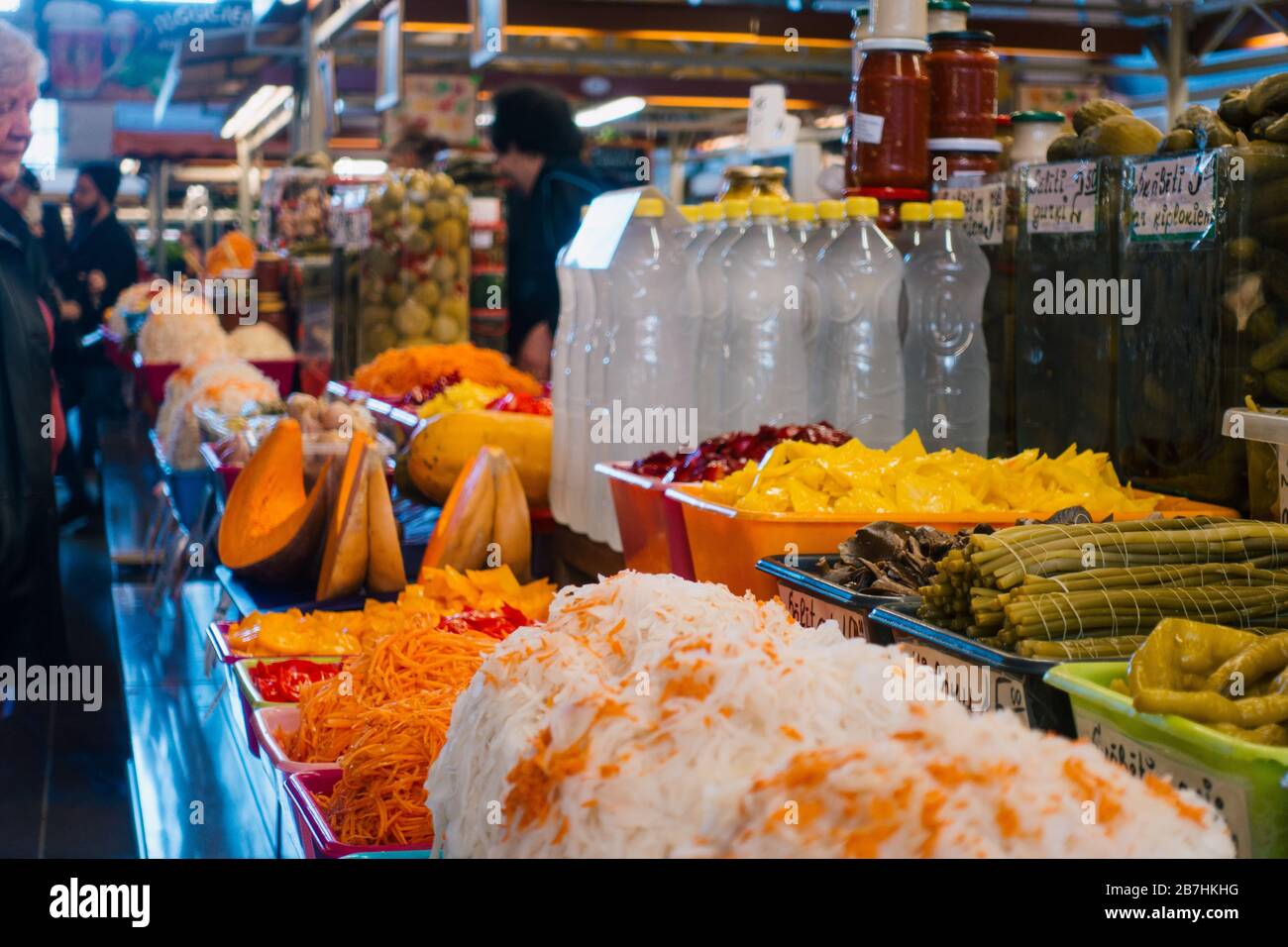 Ein Medley aus Gemüse, Pickeln und zerfetztem Kohl zum Verkauf auf dem Rigaer Zentralmarkt, Lettland Stockfoto