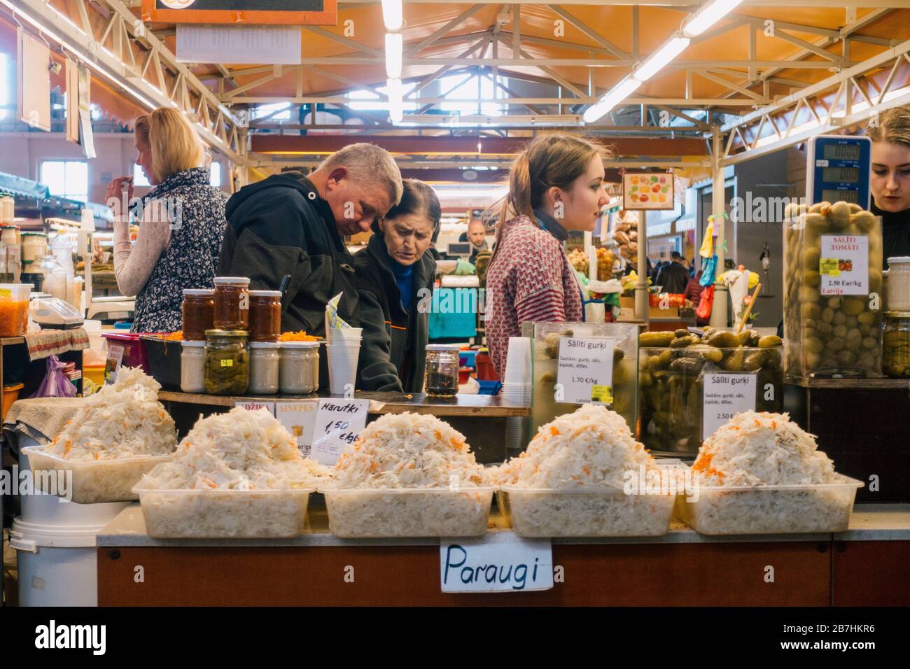 Kostenlose Proben roher, zerkleinerter Kohlkohl zum Verkauf auf dem Rigaer Zentralmarkt, Lettland Stockfoto