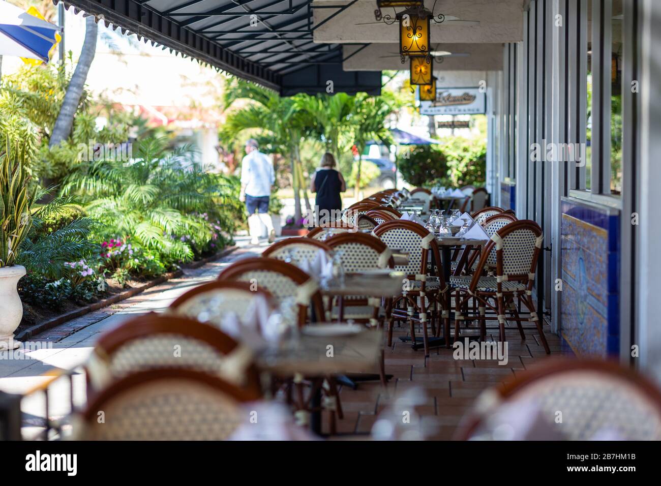 Restaurants im St. Armands Circle auf Lido Key in Sarasota, Florida, beginnen, die Auswirkungen von COVID-19 zu sehen, während sich die Verkäufe verlangsamen. Stockfoto