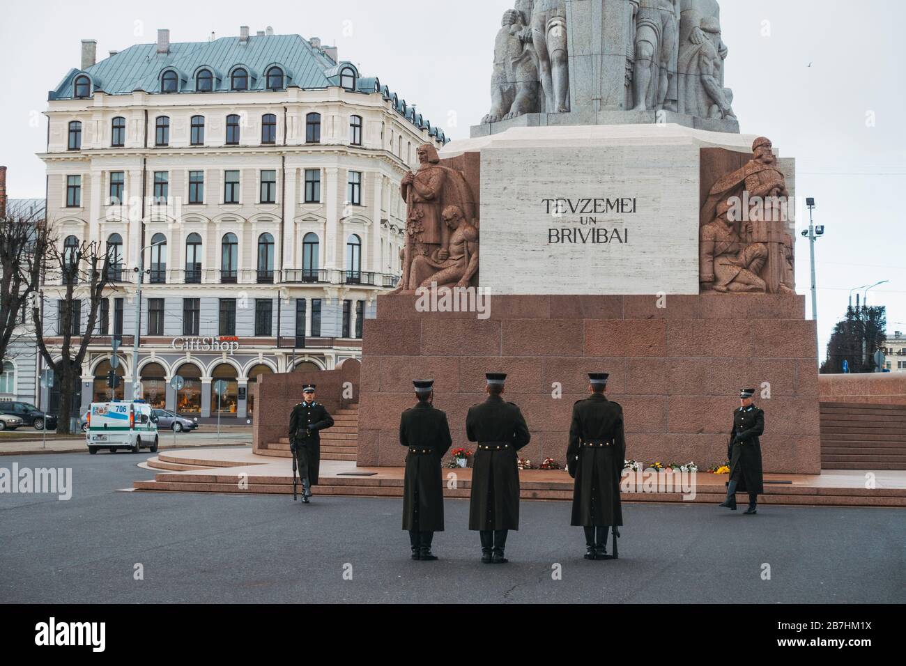 Wachwechsel am Freiheitsdenkmal zum Gedenken an die verstorbenen Letten, die für ihre Unabhängigkeit kämpfen. Es heißt "für Vaterland und Freiheit" Stockfoto