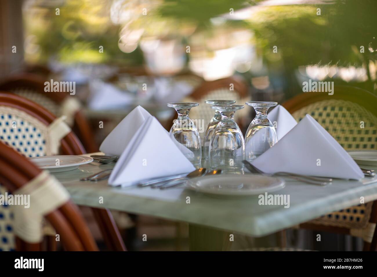 Restaurants im St. Armands Circle auf Lido Key in Sarasota, Florida, beginnen, die Auswirkungen von COVID-19 zu sehen, während sich die Verkäufe verlangsamen. Stockfoto