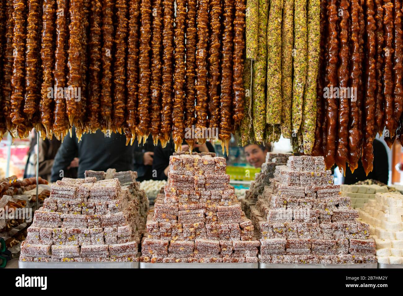 Hintergrund süßer Trockenfrüchte in senkrechten Bars mit Pfählen türkischer Delikatessen darunter Stockfoto