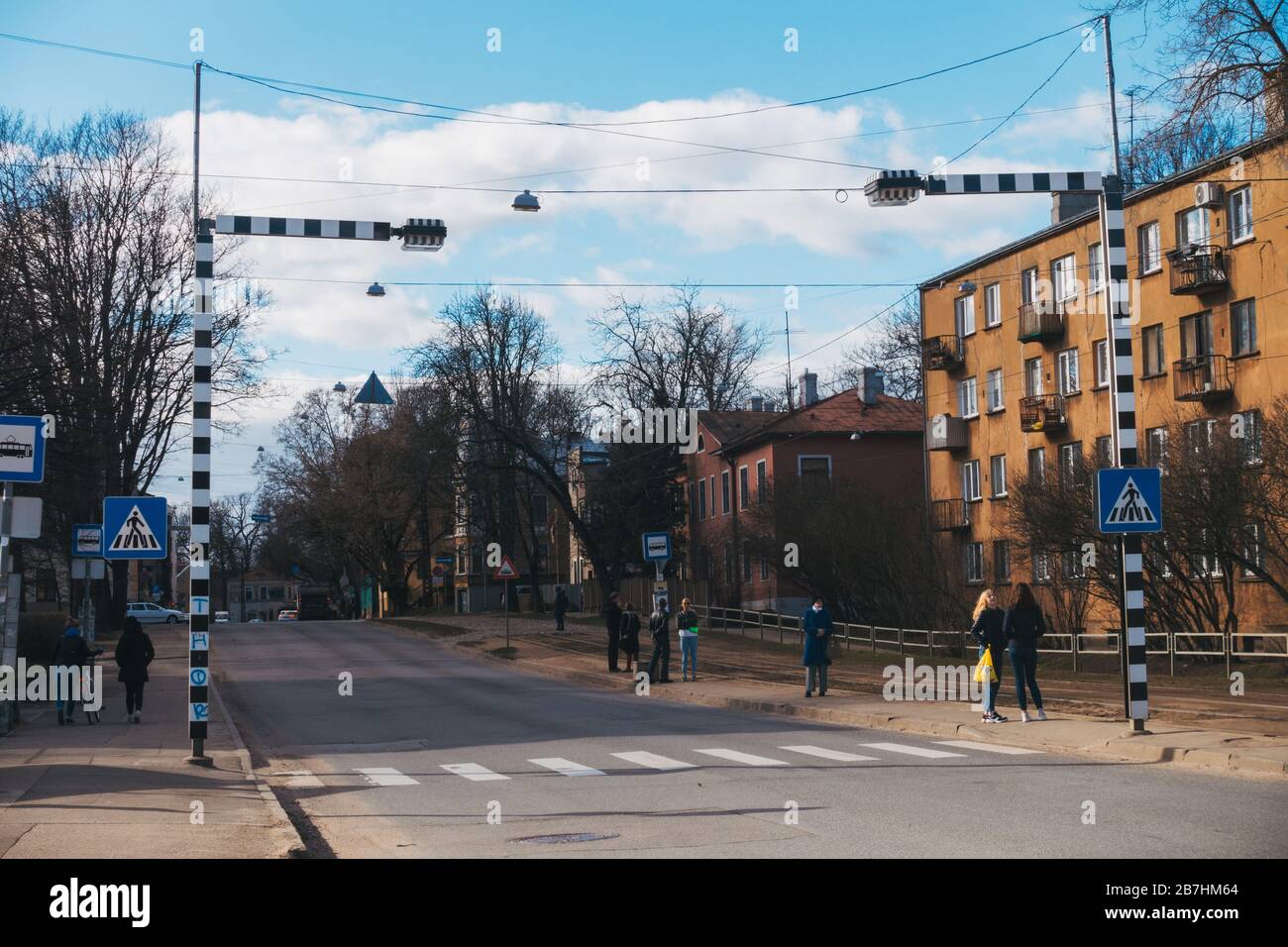 Fußgängerüberweg im äußeren Rigas, Lettland Stockfoto
