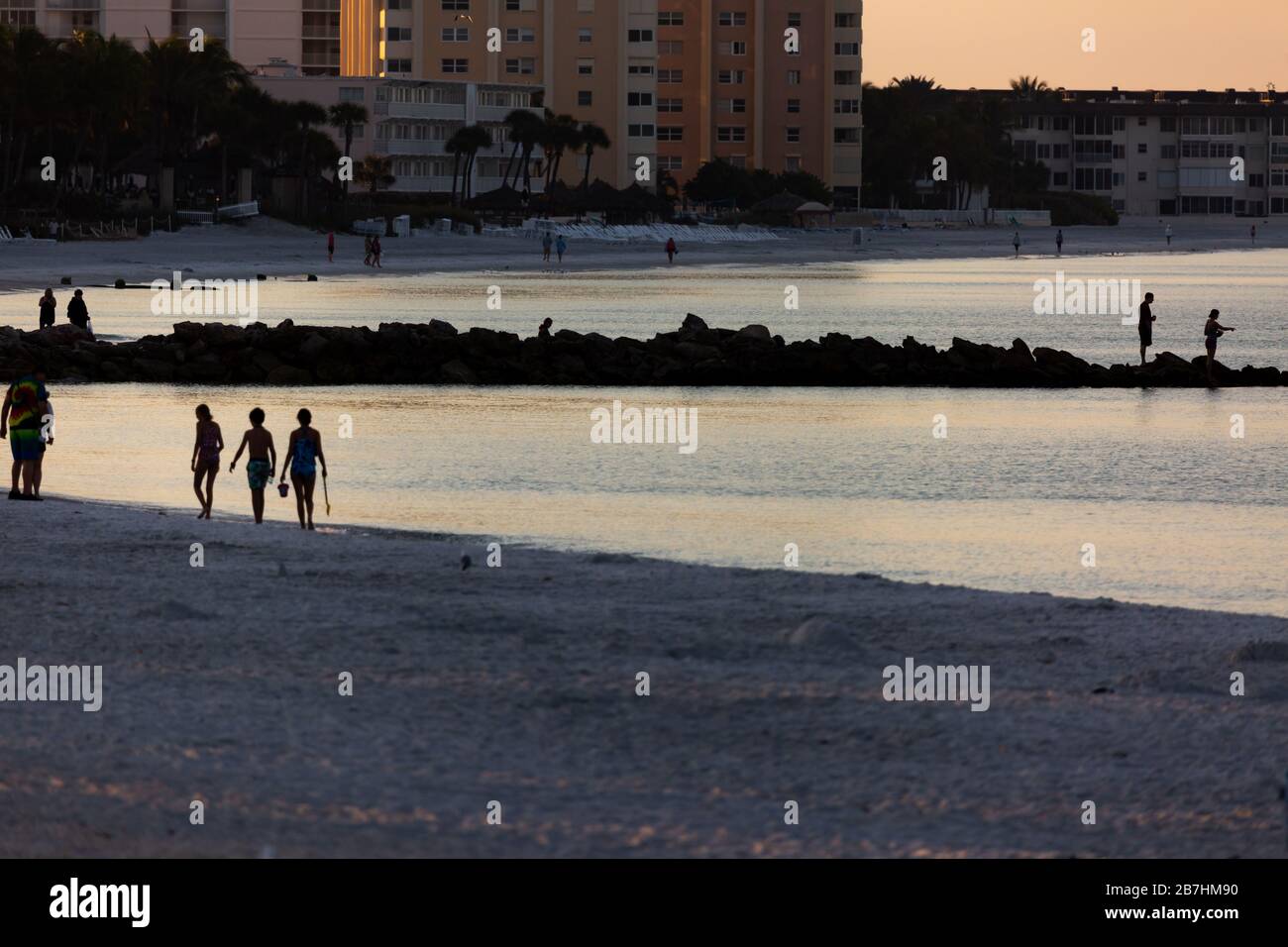Am Strand von Lido Key versammeln sich die Menschen kurz nach Sonnenaufgang am 16. März 2020 in Sarasota FL, USA. Stockfoto