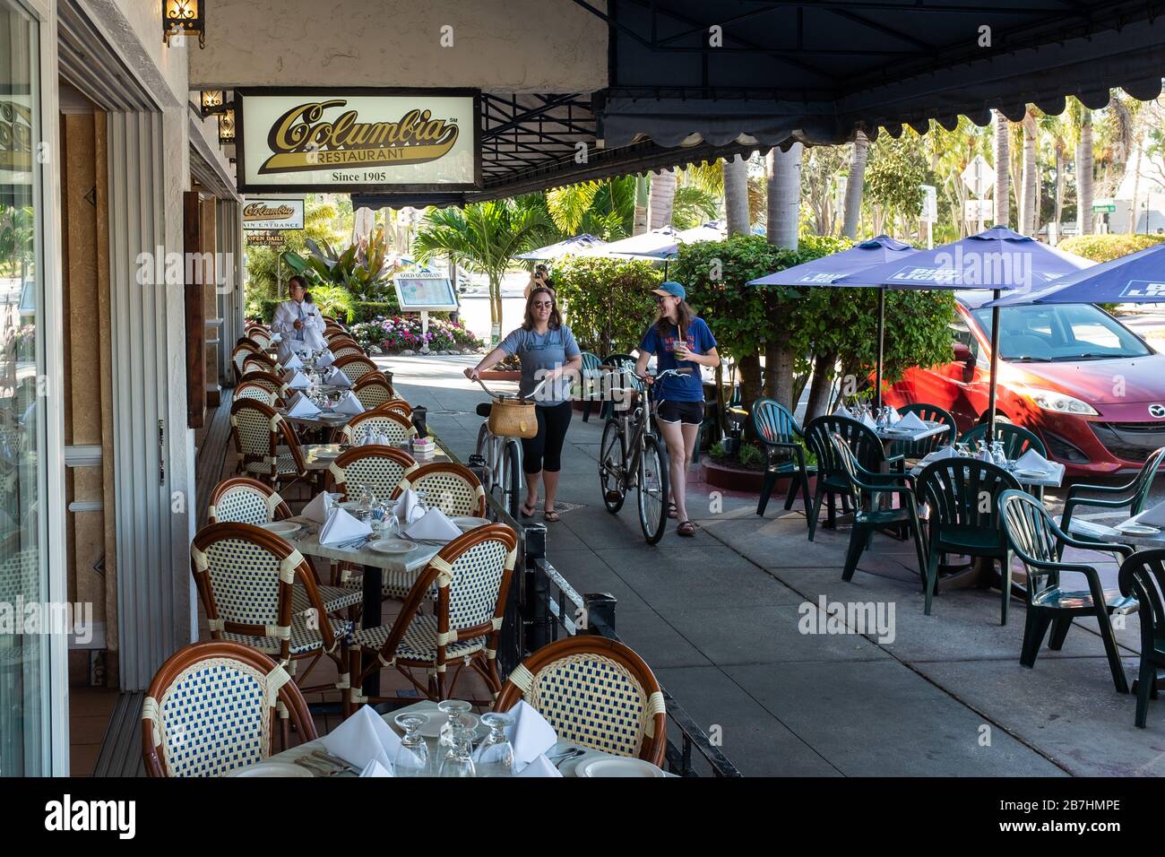 Restaurants im St. Armands Circle auf Lido Key in Sarasota, Florida, beginnen, die Auswirkungen von COVID-19 zu sehen, während sich die Verkäufe verlangsamen. Stockfoto