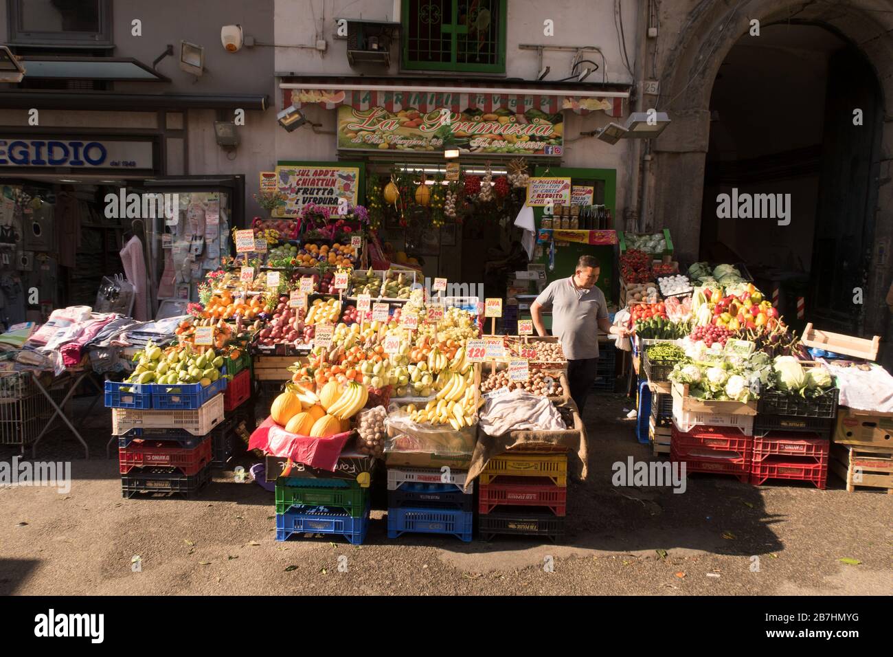 Ein Obst- und Gemüsestall auf einem Markt im Viertel Sanitá in Neapel, Italien Stockfoto