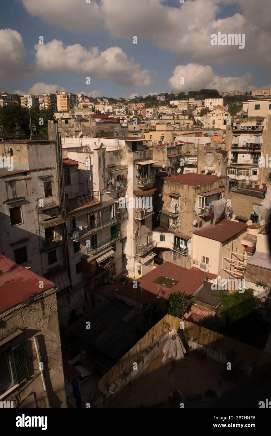 Ein allgemeiner Blick auf das Viertel Materdei in Neapel, Italien Stockfoto