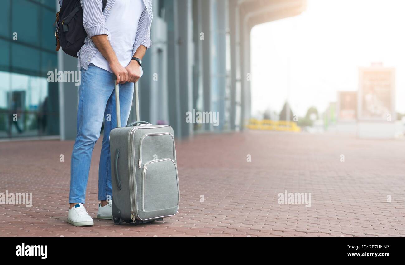 Warten Auf Übertragung. Unerkennbarer Mann Mit Gepäck In Der Nähe Des Flughafenterminals Stockfoto