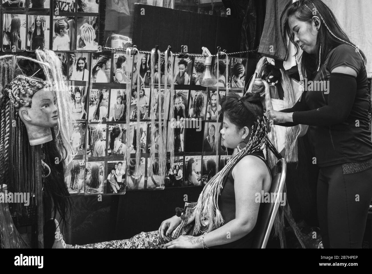 Thanon Khao San, Bangkok, Thailand - 17. Januar 2020: thailändischer Friseur macht und febt Haare in Schnurrbläschen oder Schnurrfrisuren für asiaten Stockfoto
