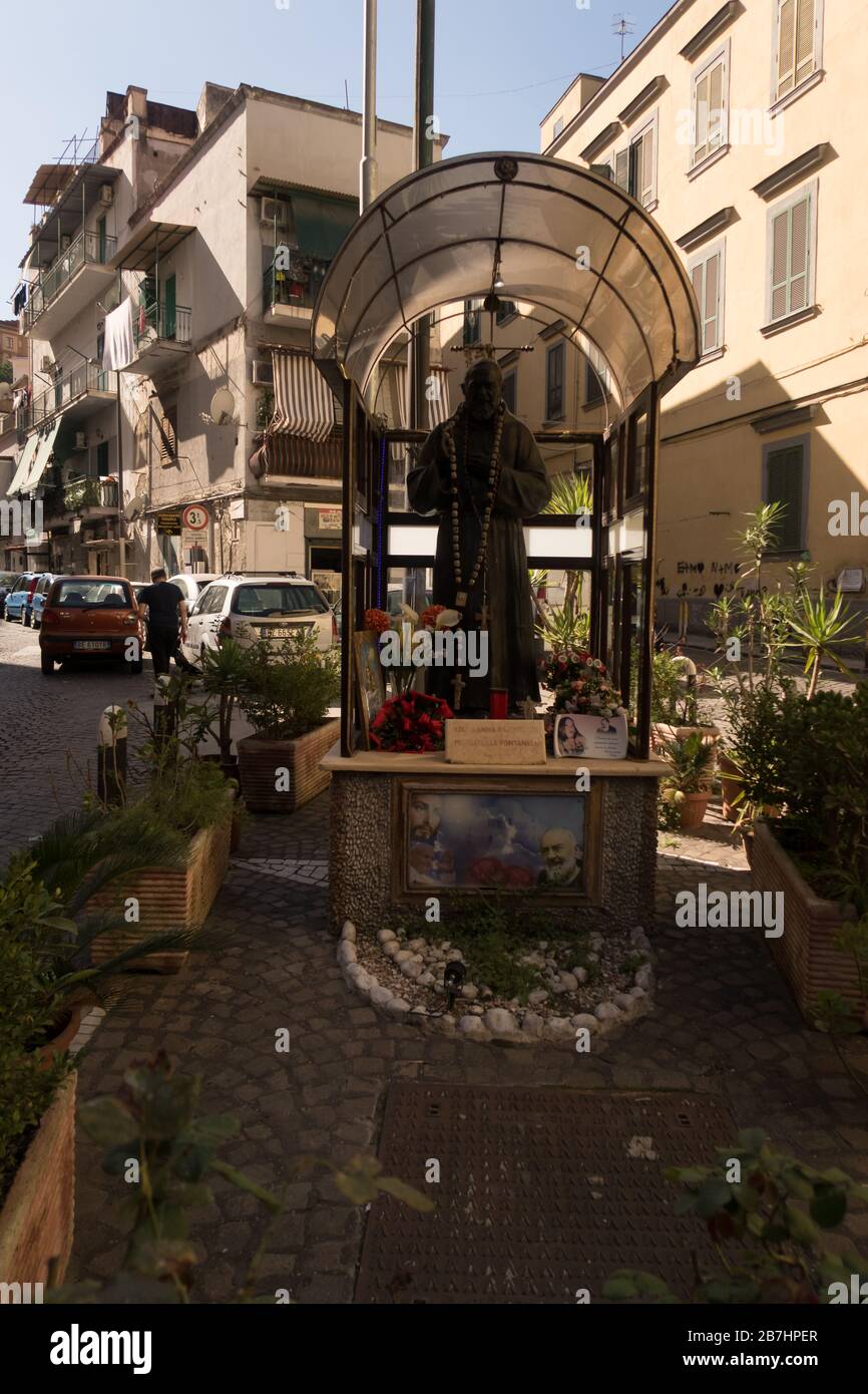 Ein Schrein von Padre Pio da Pietralcina gesehen in einer Straße von Neapel, Italien Stockfoto