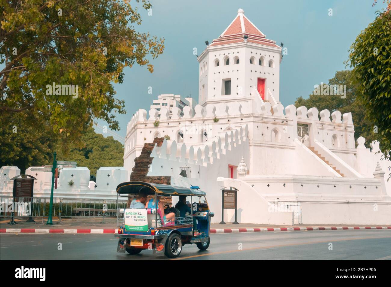 Phra Sumen Fort, Bangkok, Thailand - July 29, 2020 : Touristen genießen Reisen rund um Phra Sumen Fort in Bangrumpoo in der Nähe Khao San Straße durch lokale Tuk Tuk. Stockfoto