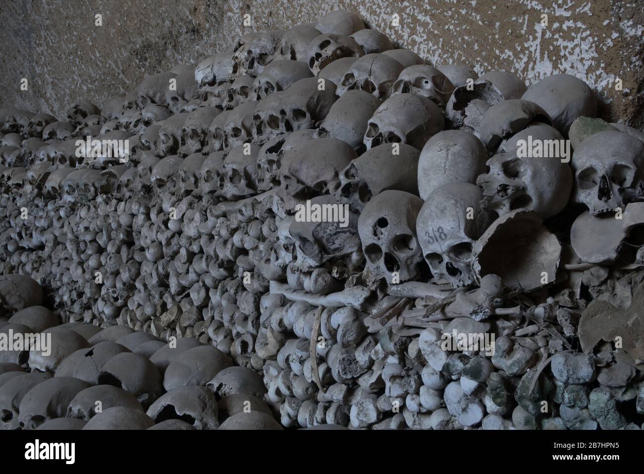 Auf dem Friedhof der Fontanelle in Neapel, Italien, stapelten sich Knochen und Schädel Stockfoto