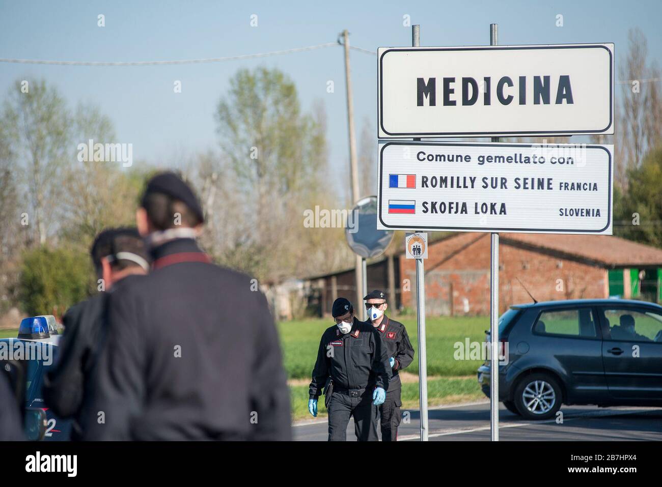 Bologna, Italien. März 2020. Von Mitternacht bis Mitternacht wurde die Stadt Medicina nach der Infektion und dem Tod zur roten Zone für die Verbreitung von Coronavirus. Am Eingang des Landes halten die italienische Armee, Carabinieri und die Strafverfolgungsbehörden alle Menschen zu Fuß oder mit dem Auto auf. Ein- und Ausstieg ist verboten. (Michele Lapini/Fotogramma, Bologna - 2020-03-16) p.s. la foto e' utilizzabile nel rispetto del contesto in cui e' stata scattata, e senza intento diffamatorio del decoro delle person rappresentate Credit: Independent Photo Agency Srl/Alamy Live News Stockfoto