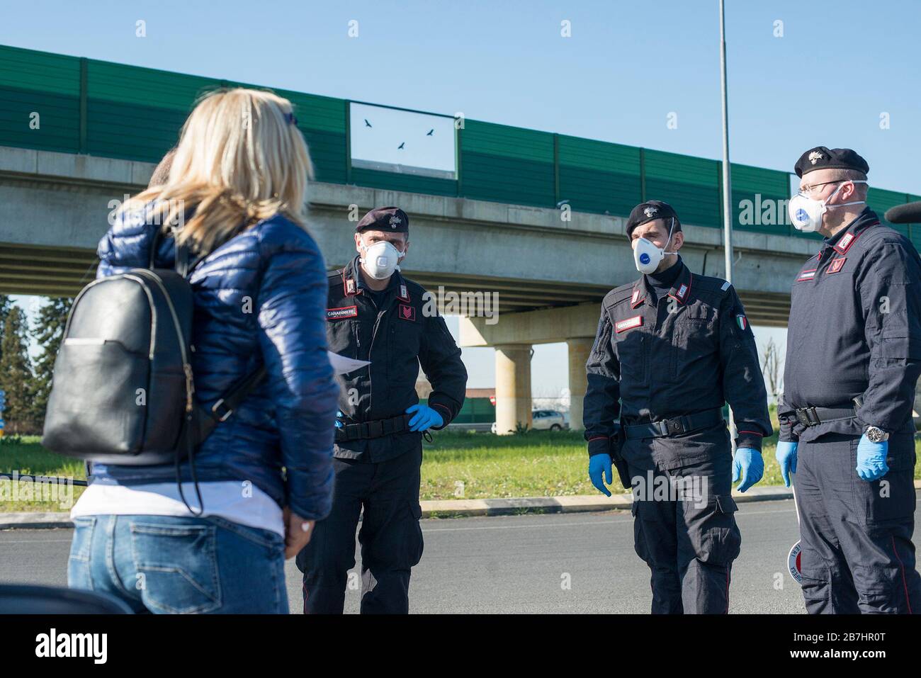 Bologna, Italien. März 2020. Von Mitternacht bis Mitternacht wurde die Stadt Medicina nach der Infektion und dem Tod zur roten Zone für die Verbreitung von Coronavirus. Am Eingang des Landes halten die italienische Armee, Carabinieri und die Strafverfolgungsbehörden alle Menschen zu Fuß oder mit dem Auto auf. Ein- und Ausstieg ist verboten. (Michele Lapini/Fotogramma, Bologna - 2020-03-16) p.s. la foto e' utilizzabile nel rispetto del contesto in cui e' stata scattata, e senza intento diffamatorio del decoro delle person rappresentate Credit: Independent Photo Agency Srl/Alamy Live News Stockfoto