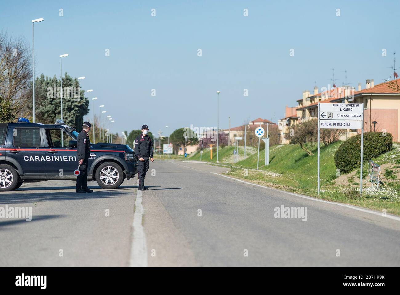 Bologna, Italien. März 2020. Von Mitternacht bis Mitternacht wurde die Stadt Medicina nach der Infektion und dem Tod zur roten Zone für die Verbreitung von Coronavirus. Am Eingang des Landes halten die italienische Armee, Carabinieri und die Strafverfolgungsbehörden alle Menschen zu Fuß oder mit dem Auto auf. Ein- und Ausstieg ist verboten. (Michele Lapini/Fotogramma, Bologna - 2020-03-16) p.s. la foto e' utilizzabile nel rispetto del contesto in cui e' stata scattata, e senza intento diffamatorio del decoro delle person rappresentate Credit: Independent Photo Agency Srl/Alamy Live News Stockfoto