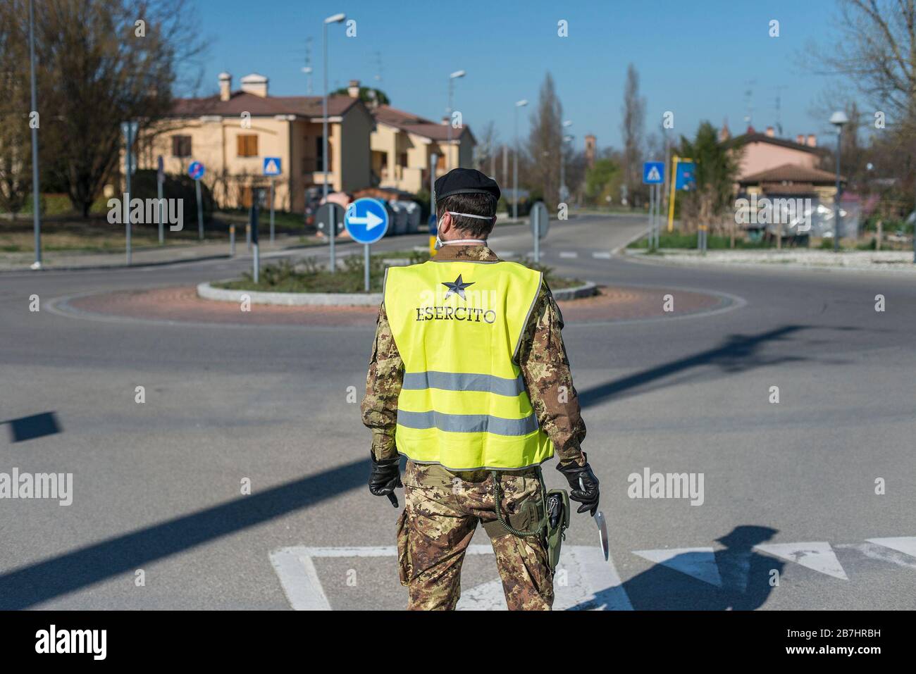 BOLOGNA. 16.03.2020. Von Mitternacht bis Mitternacht wurde die Stadt Medicina nach der Infektion und dem Tod zur roten Zone für die Verbreitung von Coronavirus. Am Eingang des Landes halten die italienische Armee, Carabinieri und die Strafverfolgungsbehörden alle Menschen zu Fuß oder mit dem Auto auf. Ein- und Ausstieg ist verboten. (Michele Lapini/Fotogramma, Bologna - 2020-03-16) p.s. la foto e' utilizzabile nel rispetto del contesto in cui e' stata scattata, e senza intento diffamatorio del decoro delle person rappresentate Stockfoto