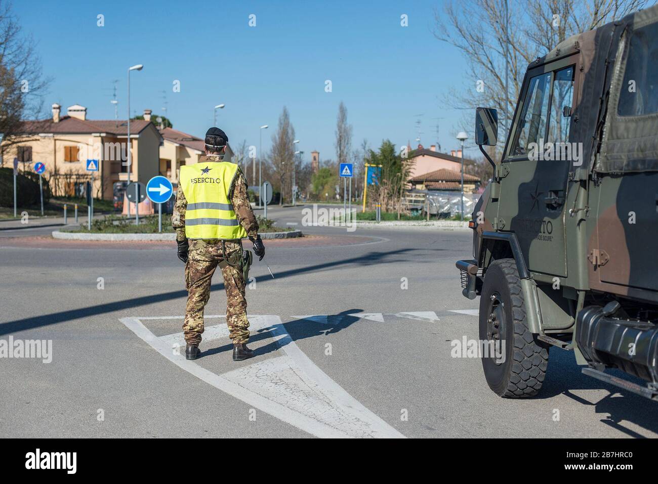 BOLOGNA. 16.03.2020. Von Mitternacht bis Mitternacht wurde die Stadt Medicina nach der Infektion und dem Tod zur roten Zone für die Verbreitung von Coronavirus. Am Eingang des Landes halten die italienische Armee, Carabinieri und die Strafverfolgungsbehörden alle Menschen zu Fuß oder mit dem Auto auf. Ein- und Ausstieg ist verboten. (Michele Lapini/Fotogramma, Bologna - 2020-03-16) p.s. la foto e' utilizzabile nel rispetto del contesto in cui e' stata scattata, e senza intento diffamatorio del decoro delle person rappresentate Stockfoto
