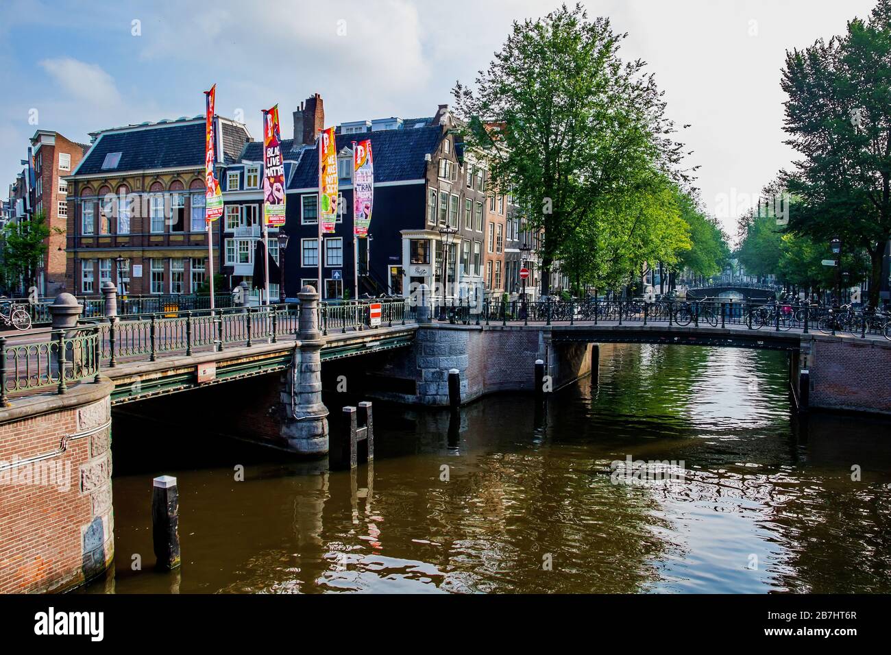 Straßenbrücken an einem Kanalübergang in Amsterdam, Niederlande Stockfoto