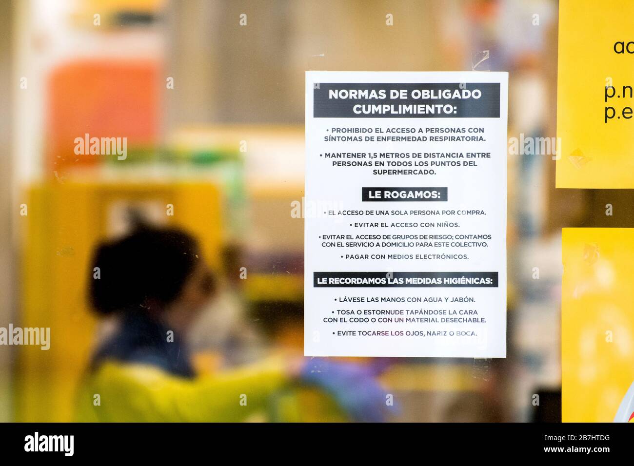 Gijon, Spanien. Februar 2020. Ein Schreiben, in dem die Sicherheitsbedingungen am Fenster eines Supermarktes am 16. Februar 2020 in Gijon, Spanien, mitgeteilt wurden, nachdem die spanische Regierung Spaniens Alarmdekret genehmigt hatte, um das ganze Land zu beschränken und Infektionen mit Coronavirus zu reduzieren. Coronavirus COVID-19-Infektionen in Spanien erhöhen 1.000 pro Tag auf 9.190 und mehr als 300 Todesfälle. ©David Gato/Alamy Live News Stockfoto