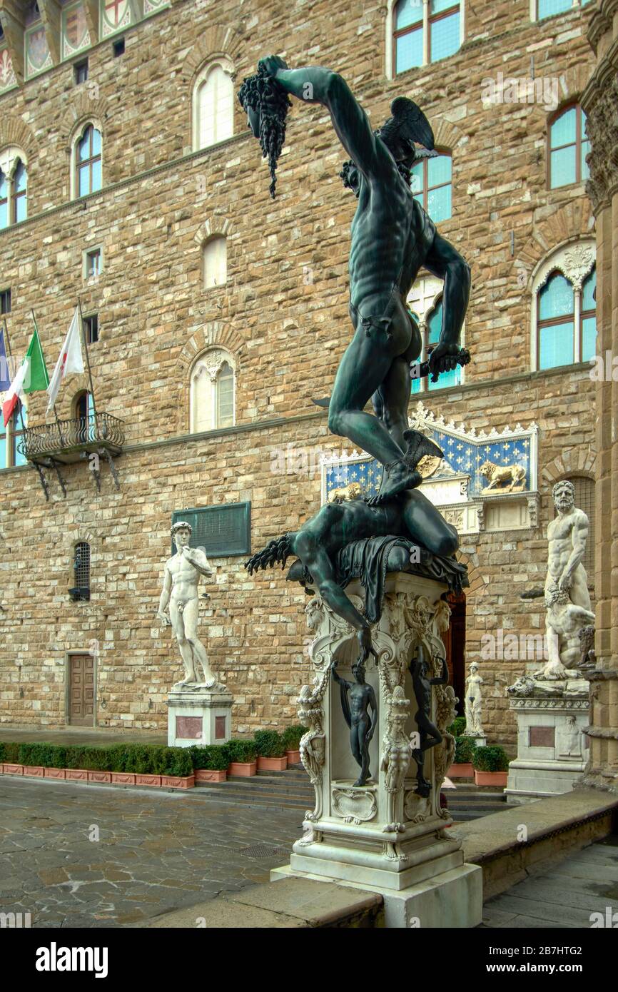 FLORENZ ITALIEN STATUE DES PERSEUS, DER DEN KOPF DER MEDUSA IN DER LOGGIA DEI LANZI IM PALAZZO VECHIO IM HINTERGRUND HÄLT Stockfoto