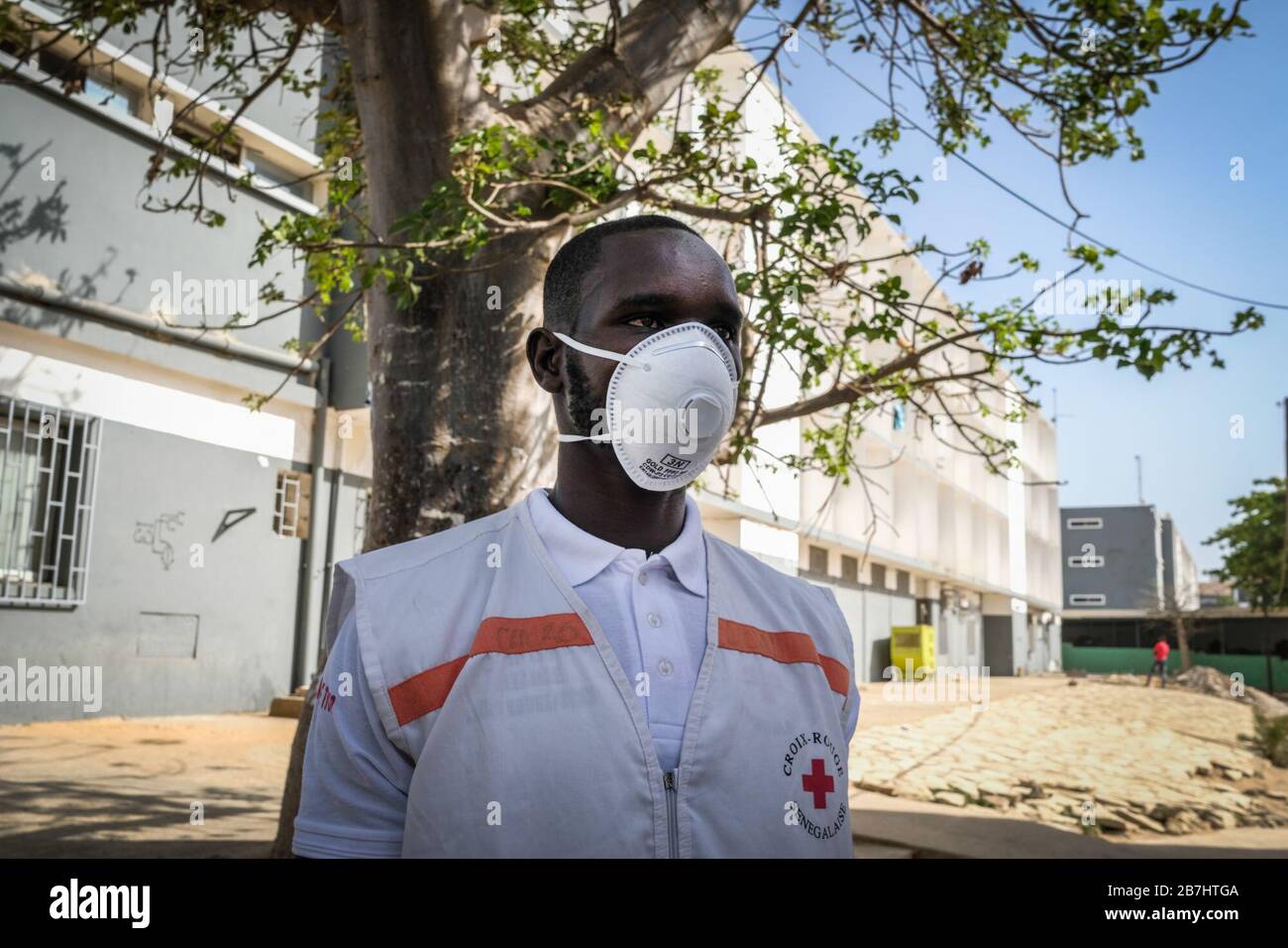 Dakar, Senegal. März 2020. (200316) -- DAKAR, 16. März 2020 (Xinhua) -- Foto vom 16. März 2020, zeigt einen senegalesischen Rotkreuz-Freiwilliger an der Cheikh Anta Diop Universität Dakar in Dakar, Senegal. Der Senegal, das am zweitstärksten betroffene Land in Afrika südlich der Sahara, hat 26 Fälle von COVID-19 gemeldet, darunter zwei Fälle, die für geheilt und aus dem Krankenhaus entlassen erklärt werden. Der senegalesische Präsident Macky Sall kündigte am 14. März an, alle öffentlichen Veranstaltungen auf senegalesischem Gebiet für einen Zeitraum von 30 Tagen als Maßnahme zur Bekämpfung von COVID-19 im westafrikanischen Land zu verbieten. Kredit: Xinhua/Alamy Live News Stockfoto