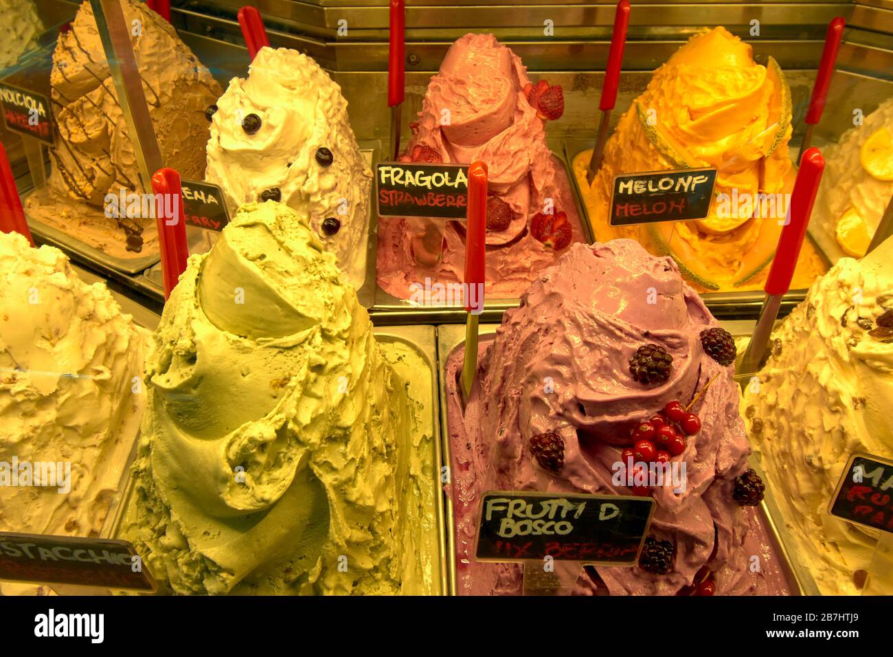 FLORENZ ITALIEN DIE VIELEN SORTEN VON ERSTKLASSIGER ITALIENISCHER EISCREME Stockfoto