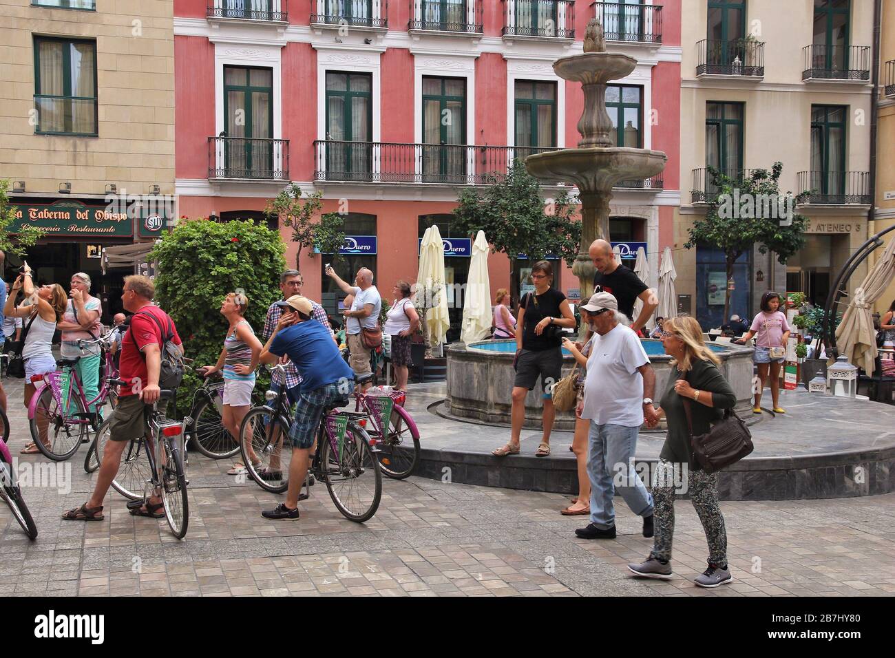 MALAGA, SPANIEN - OKTOBER 4, 2014: die Menschen besuchen Sie die Altstadt von Malaga, Spanien. Laut UNWTO Spanien wurde von 68,2 Millionen Touristen im Jahr 2015 besucht. Stockfoto
