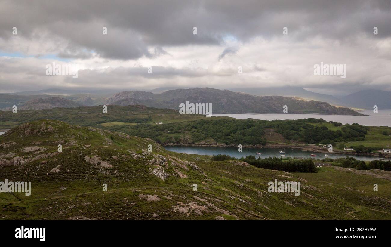 Schottische Highland Landschaft; Bens, Glens und Lochs. Die Landschaft im Nordwesten der schottischen Highlands ist von zerklüfteten Hügeln, Seen und Tälern durchzogen. Stockfoto