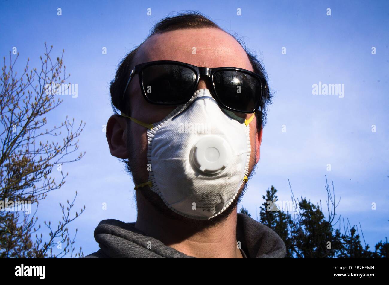 Young man, Valved Dust Mist Respirator FFP1, Einweg-Staubmaske, Sonnenbrille, am 16. März 2020. (CTK Foto/Libor Sojka) Stockfoto