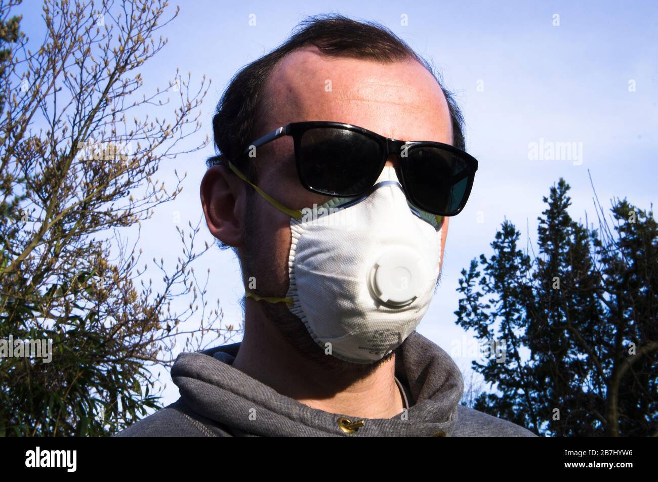 Young man, Valved Dust Mist Respirator FFP1, Einweg-Staubmaske, Sonnenbrille, am 16. März 2020. (CTK Foto/Libor Sojka) Stockfoto