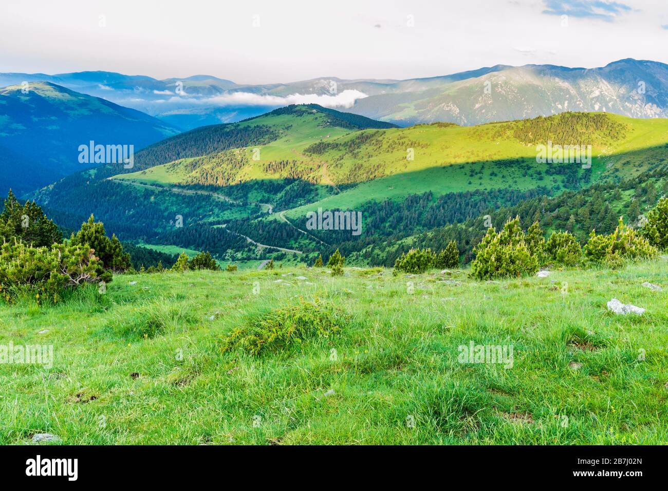 Wundervolle und entspannende Aussicht auf die grünen Berge. Stockfoto