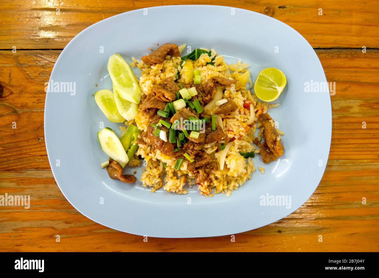 Traditionelles thailändisches Khao Pad Moo (gebratener Reis mit Schweinefleisch) Stockfoto