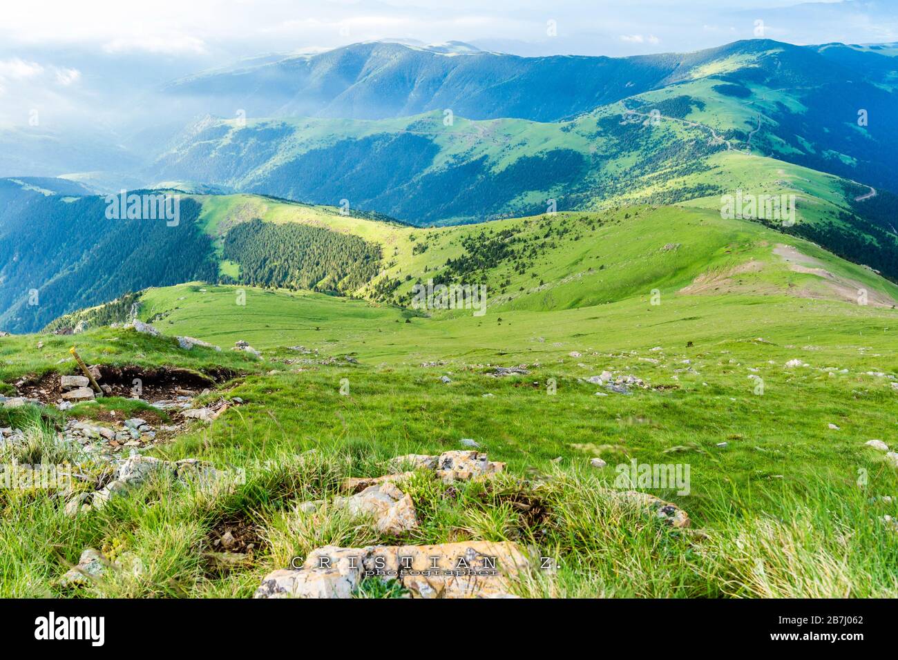 Wundervolle und entspannende Aussicht auf die grünen Berge. Stockfoto