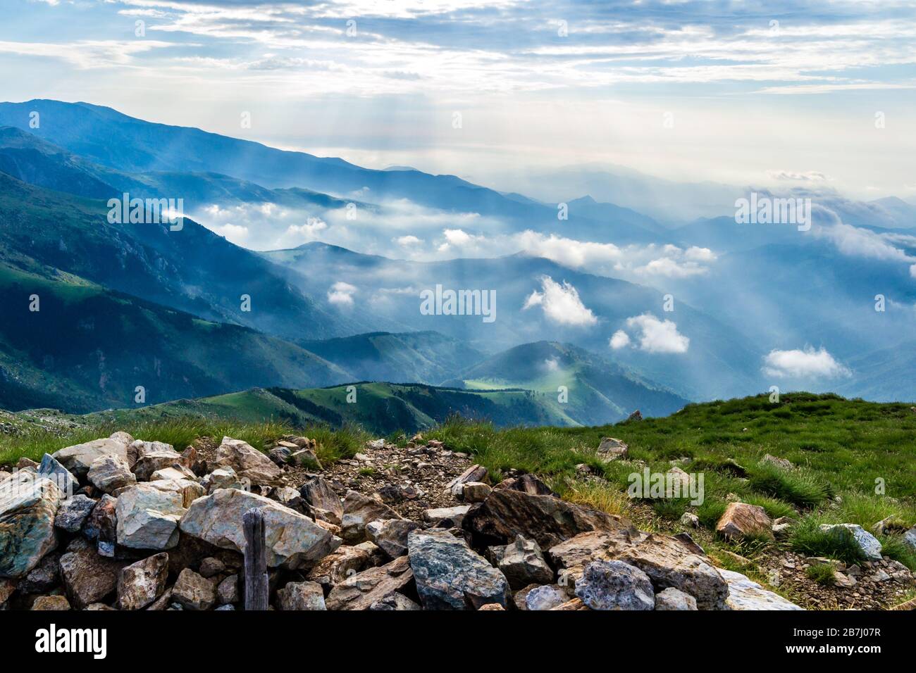 Wolken über den Tälern am idyllischen Ort im Pyrenäengebirge (Katalonien, Spanien). Stockfoto
