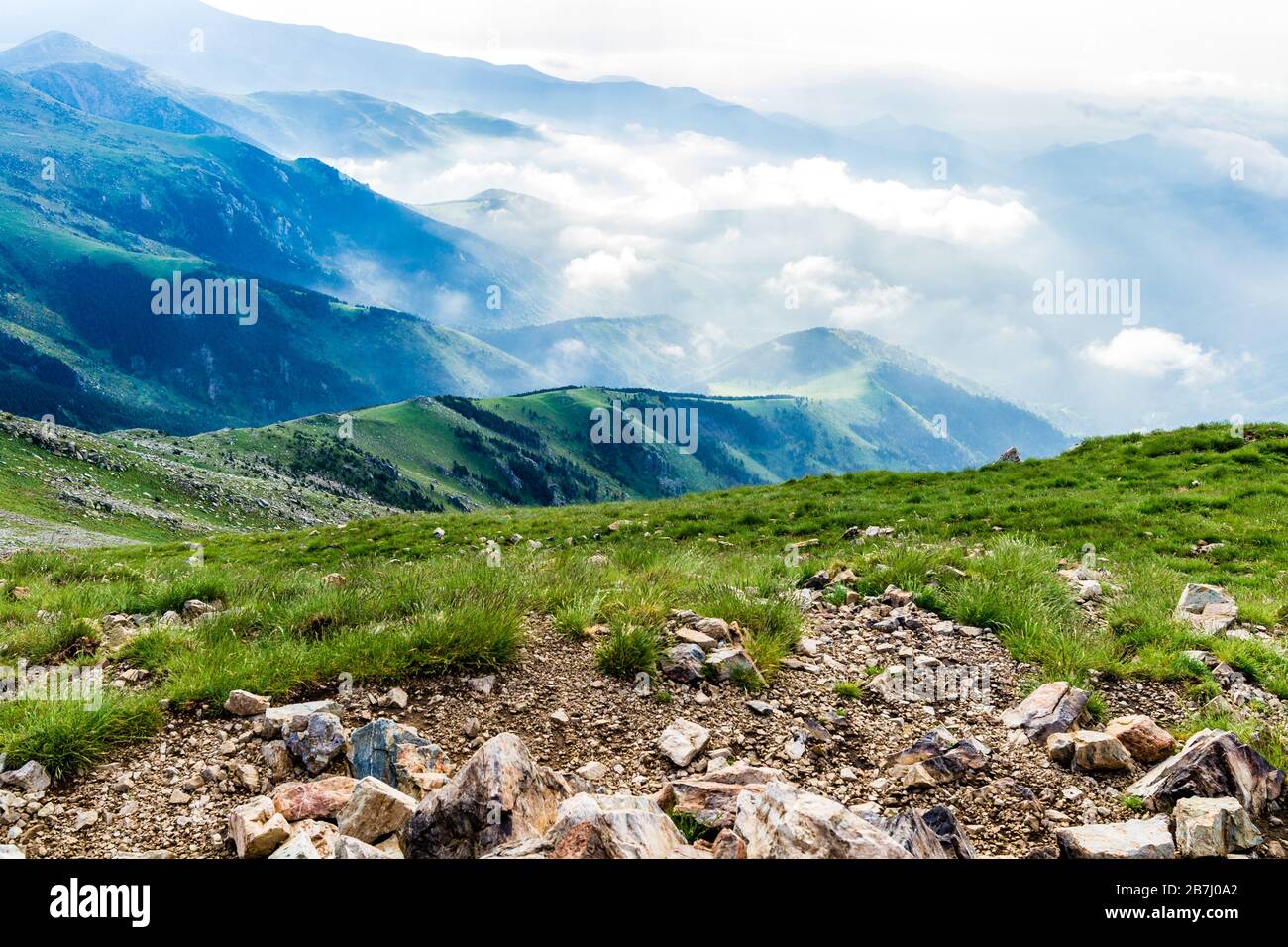 Wolken über den Tälern am idyllischen Ort im Pyrenäengebirge (Katalonien, Spanien). Stockfoto