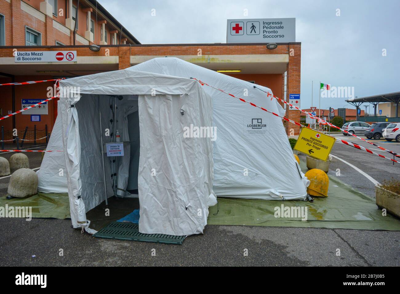Triage außerhalb des Krankenhauses aufgrund einer Coronavirus-Epidemie. Provisorisches Zelt außerhalb der Notaufnahme, um die Körpertemperatur zu messen, um Pandemie zu bekämpfen Stockfoto