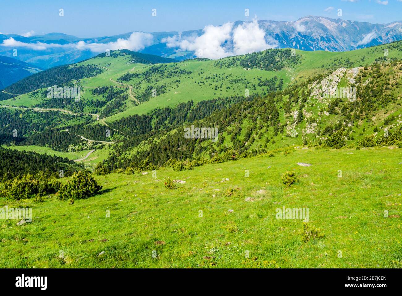 Wundervolle und entspannende Aussicht auf die grünen Berge. Stockfoto