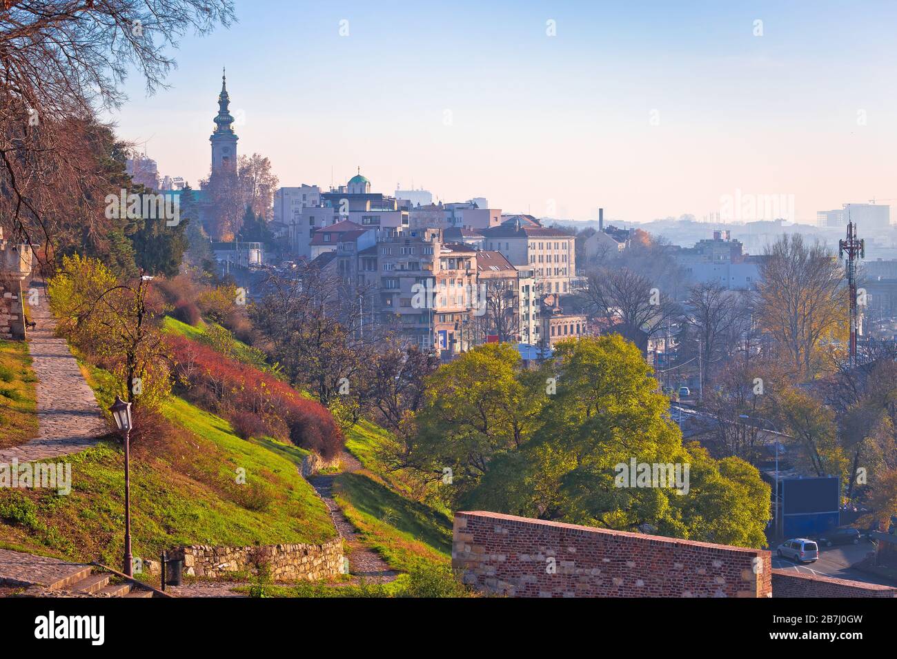 Belgrad. Blick von der Festung Kalemegdan Gehweg auf alte Wahrzeichen der Stadt, der morgendliche Blick auf die Hauptstadt von Serbien Stockfoto