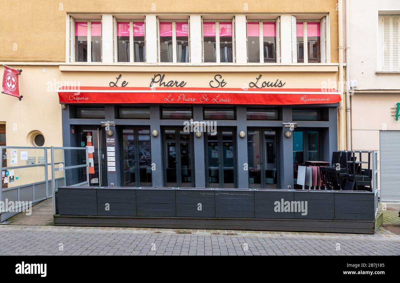 Chartres, Frankreich - 15. März 2020: Bild des Restaurants Le Phare St. Louis zu diesem Zeitpunkt ungewöhnlich geschlossen, nachdem die französische Regierung das angeordnet hatte Stockfoto