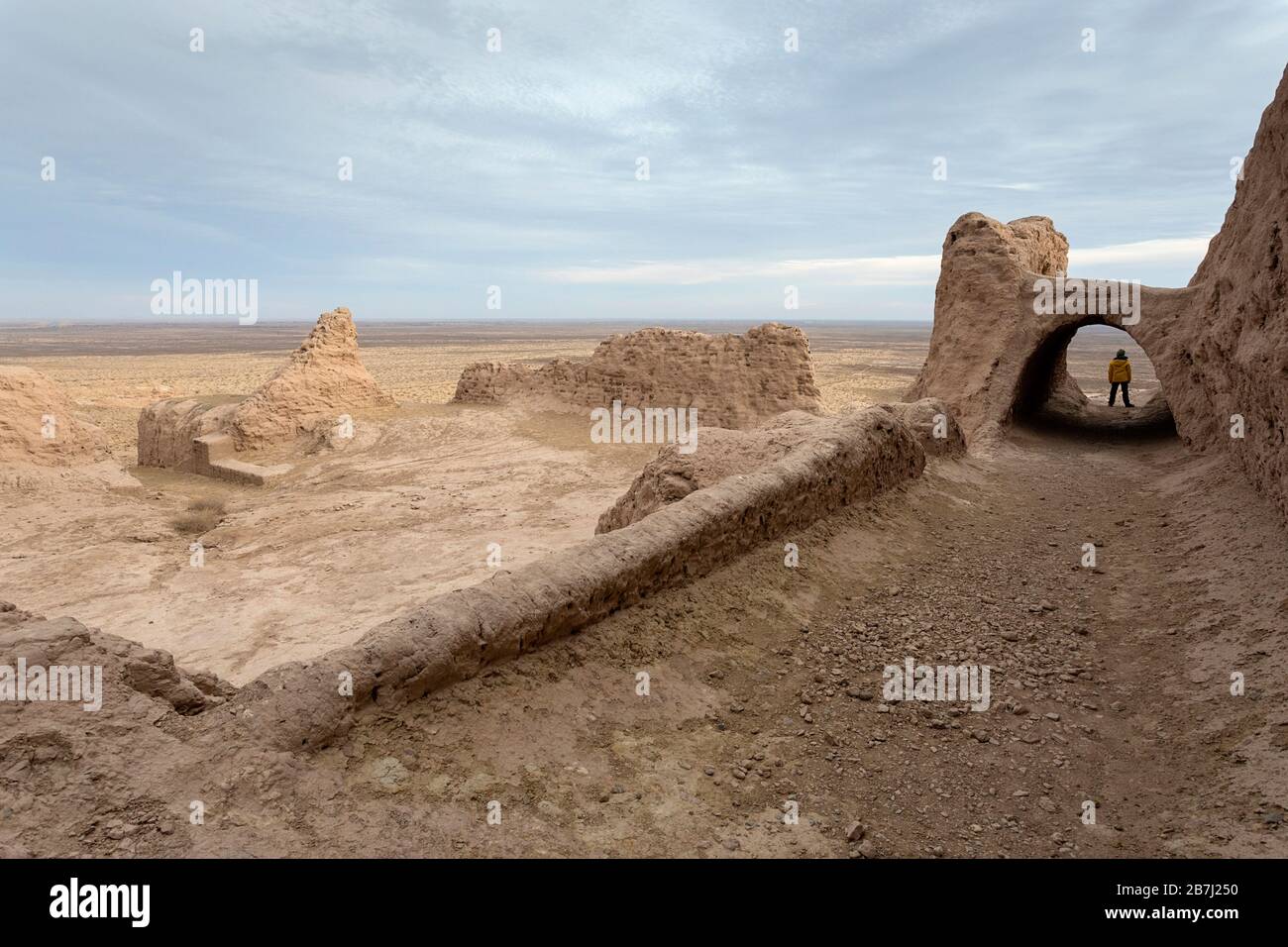 Junger Junge, der in den Ruinen der antiken Festung Khorezm, Ayaz-Kala, archäologische Stätte, in der Wüste Kyzylkum, in Karakalpakstan, Usbekistan, steht Stockfoto