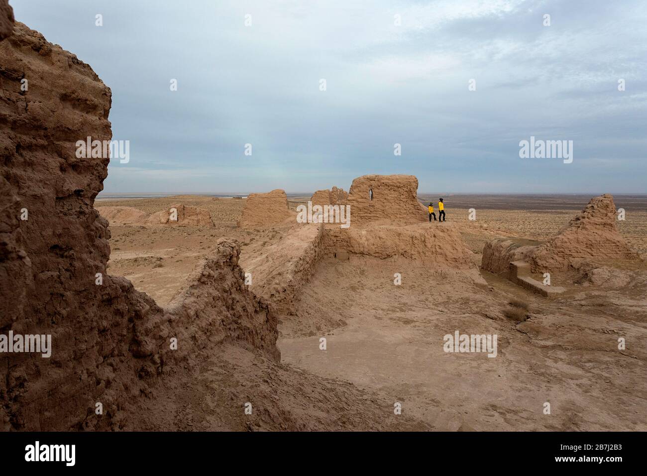 Mutter und Sohn in den Ruinen der archäologischen Stätte Ayaz-Kala auf einem Hügel mit Blick auf die Wüste Kyzylkum, Karakalpakstan, Usbekistan Stockfoto