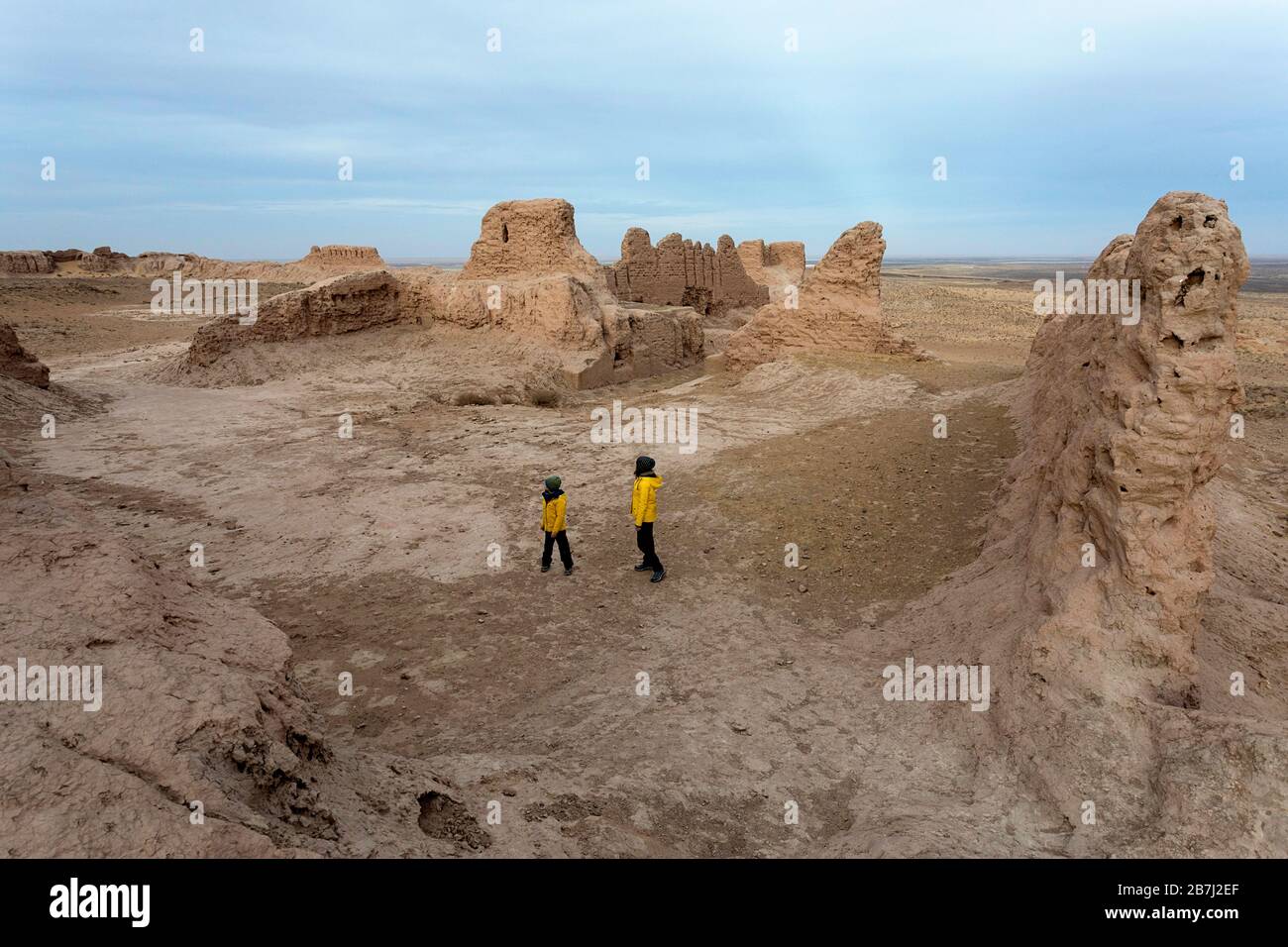 Mutter und Sohn in den Ruinen der archäologischen Stätte Ayaz-Kala auf einem Hügel mit Blick auf die Wüste Kyzylkum, Karakalpakstan, Usbekistan Stockfoto