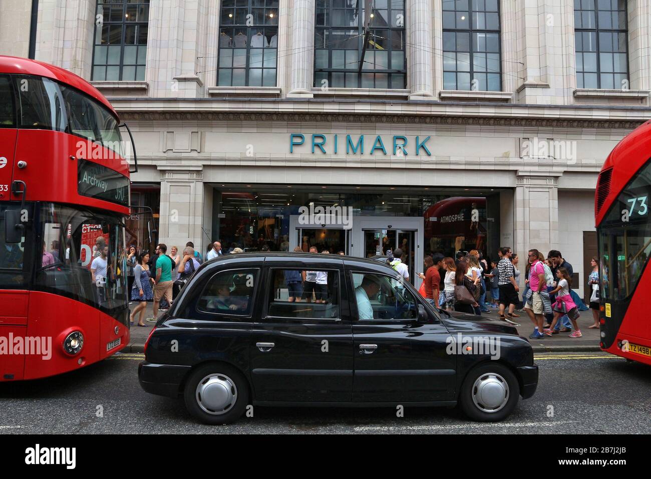 LONDON, Großbritannien - 9. JULI 2016: Menschen kaufen bei Primark, Oxford Street in London. Die Oxford Street hat rund eine halbe Million Besucher täglich und 320 Stor Stockfoto